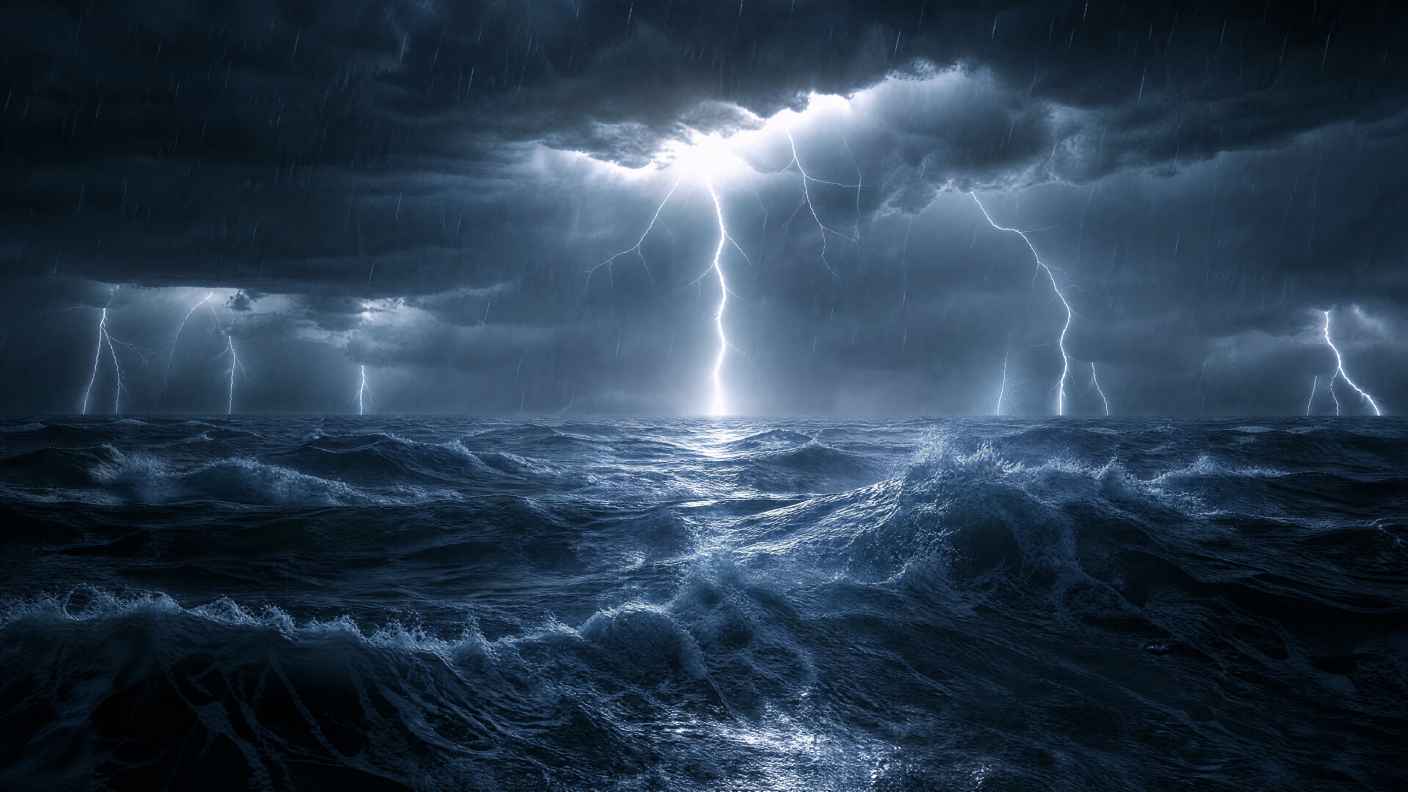 雷电 暴雨 海面 巨浪 压抑感 4K 壁纸