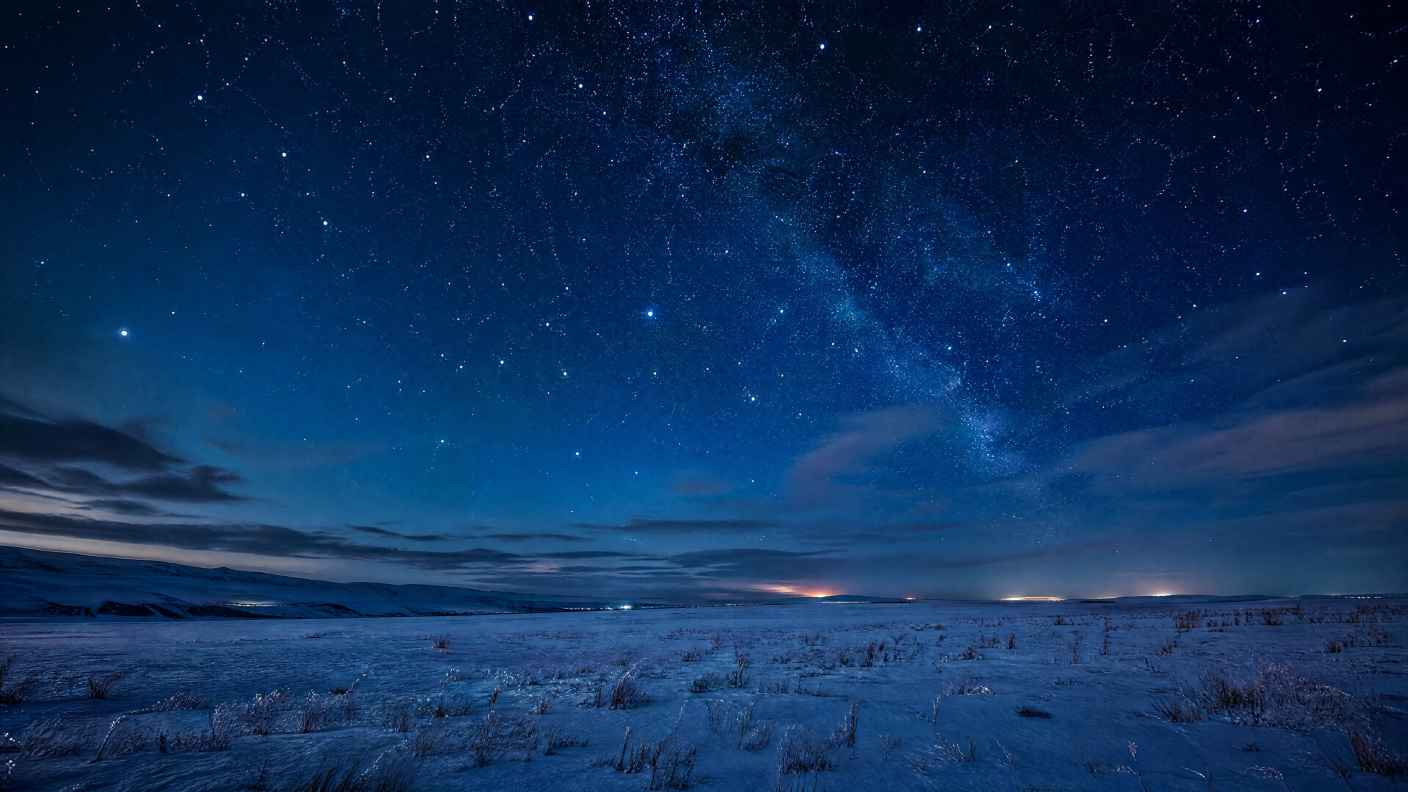 草原冬夜 星空璀璨 雪地微光 寒冷静谧 4K 壁纸