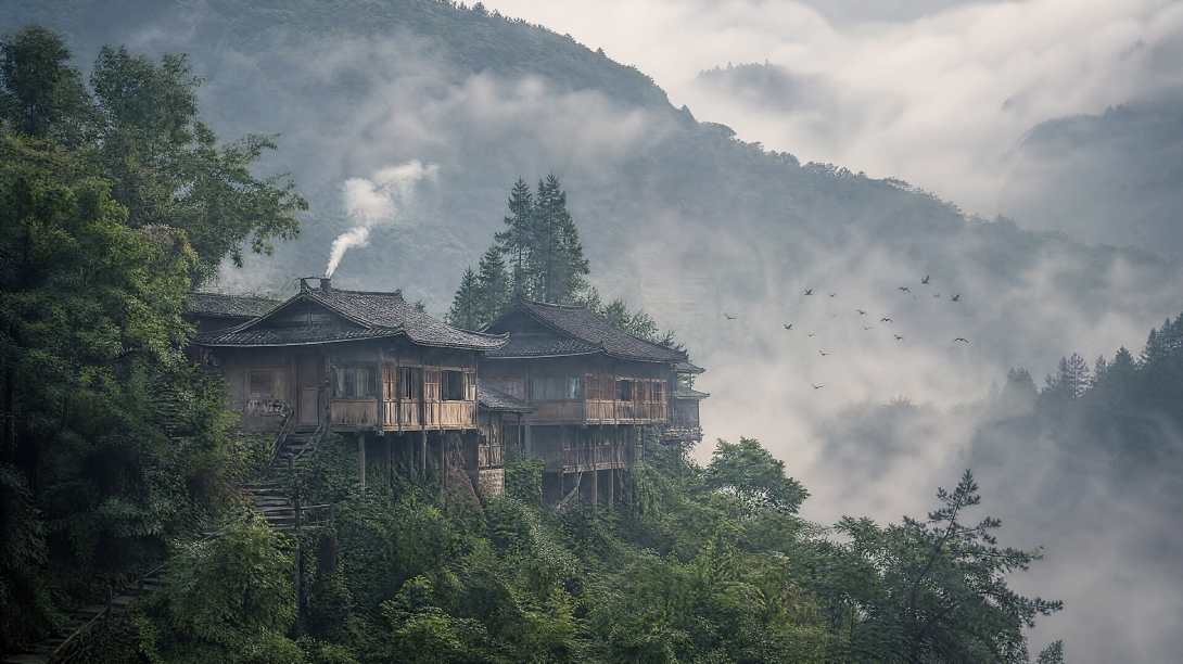 山间吊楼 晨雾缭绕 乡土诗意 古风民居 4K 壁纸