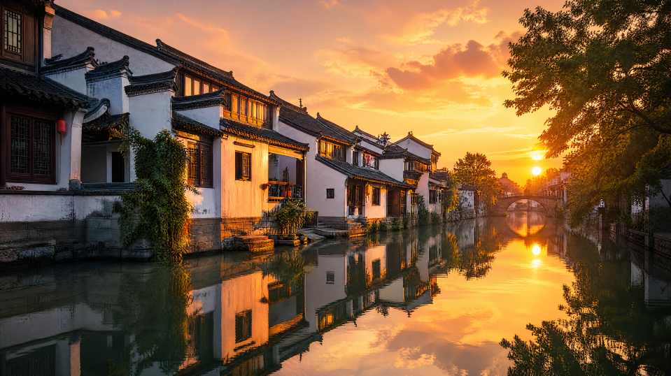 江南夕阳 白墙黛瓦 河面倒影 暖光染檐 唯美古风 4K 壁纸