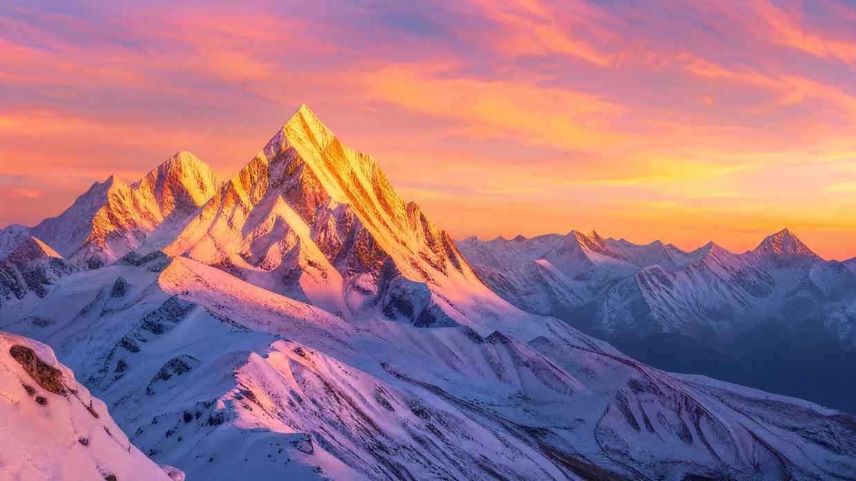 雪山夕阳 雪峰金顶 天空粉橙 清冷与温暖 唯美风光 4K 壁纸