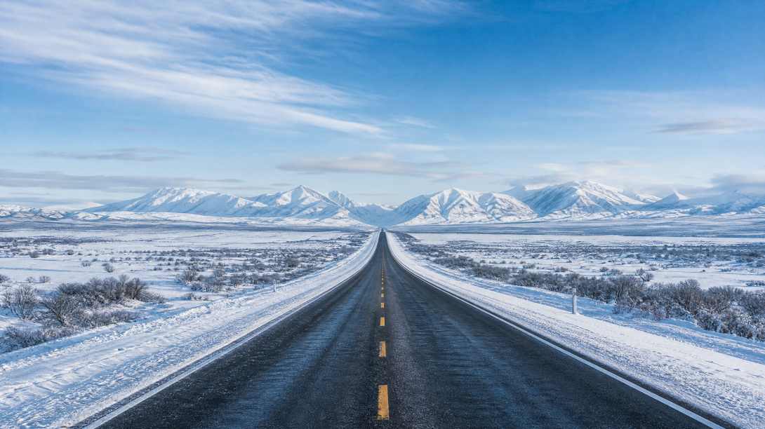 雪与公路 笔直公路 积雪路肩 开阔冬景 4K壁纸