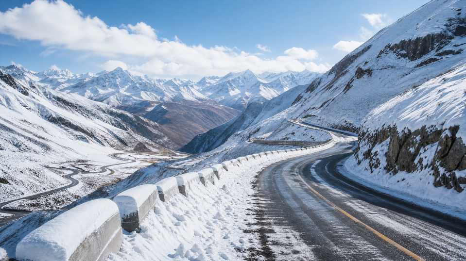 雪与山路 盘山公路 积雪两旁 自驾冬景 4K壁纸