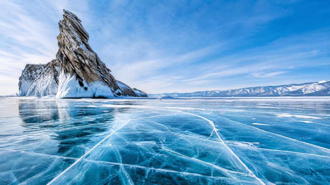 冰湖雪景 湖面结冰 纹理清晰 蓝冰奇观 4K壁纸