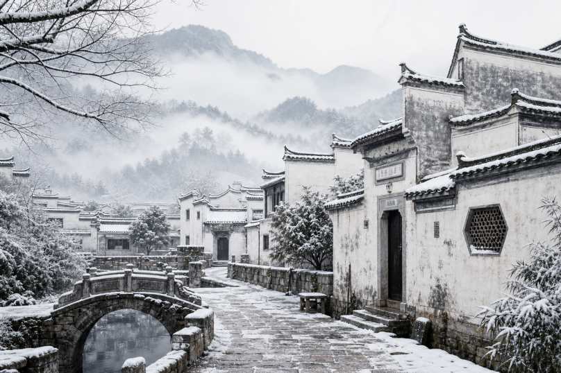 雪后古村落 徽派古村 白雪黛瓦 水墨冬景 4K壁纸