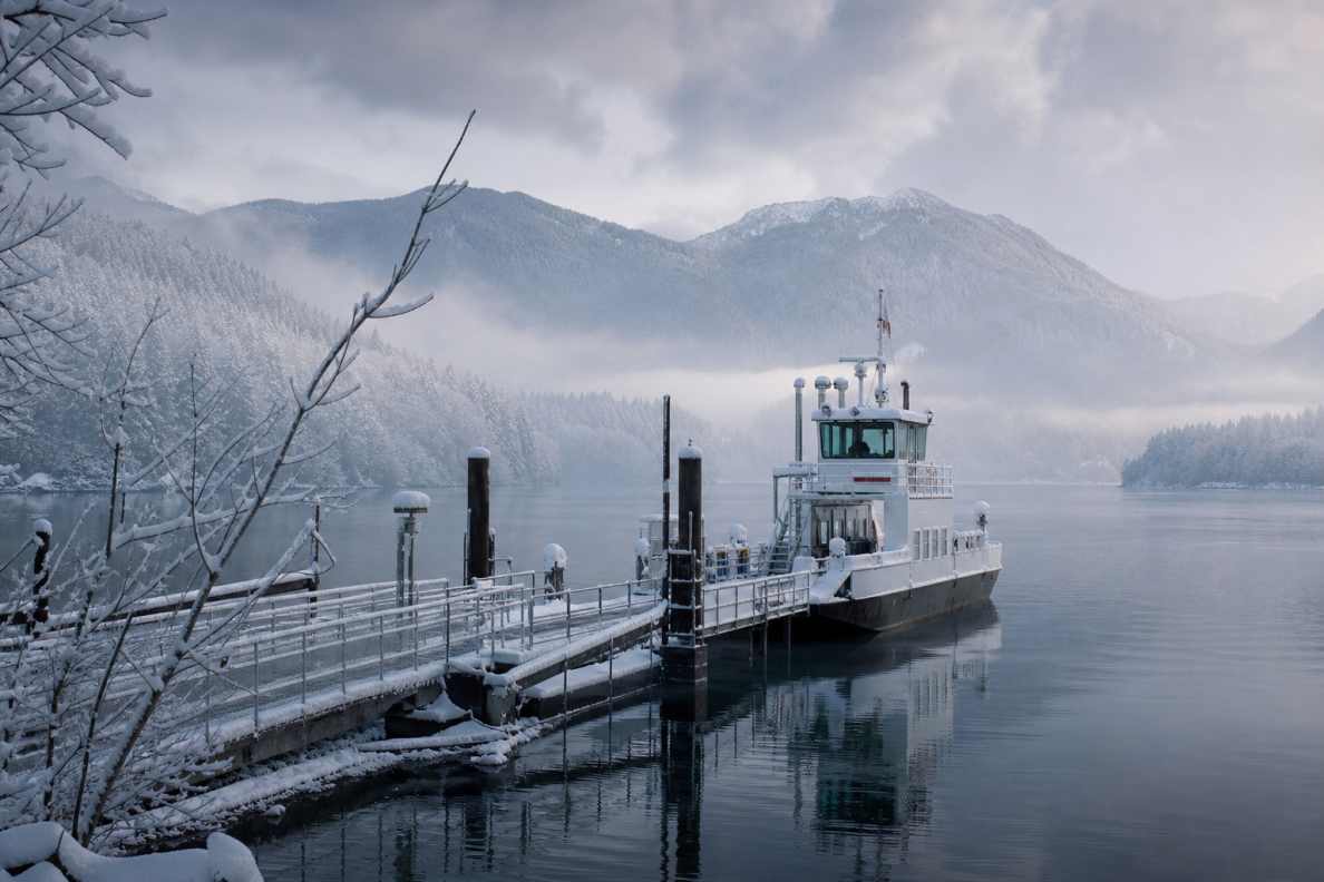 雪与河流渡口 渡口积雪 渡船停泊 静谧冬景 4K壁纸