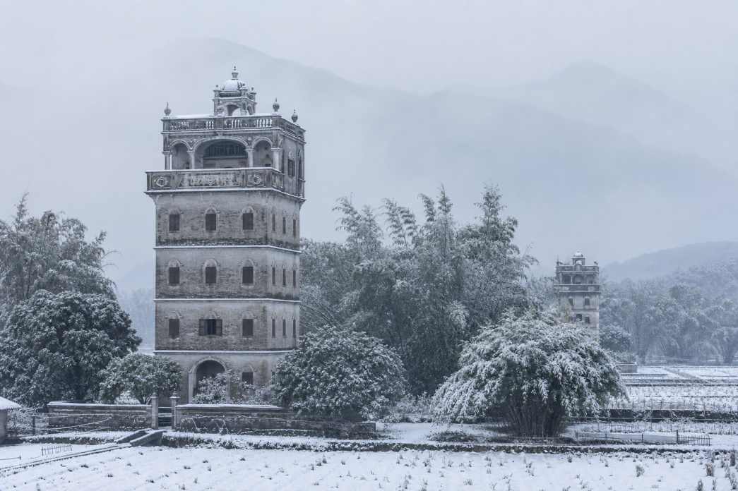 雪后碉楼 开平碉楼 积雪覆盖 侨乡冬景 4K壁纸