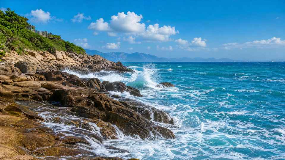 礁石海岸与潮汐浪花 海浪拍岩 碧海晴空 清新海滨 4K壁纸