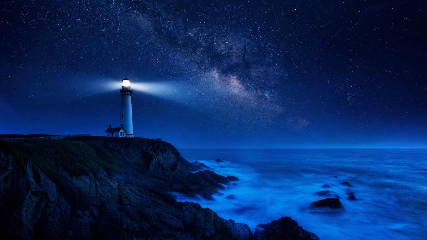 悬崖边的灯塔，夜晚星空为背景，银河隐约可见，海浪拍打礁石，蓝色调为主，长曝光，神秘氛围，高分辨率