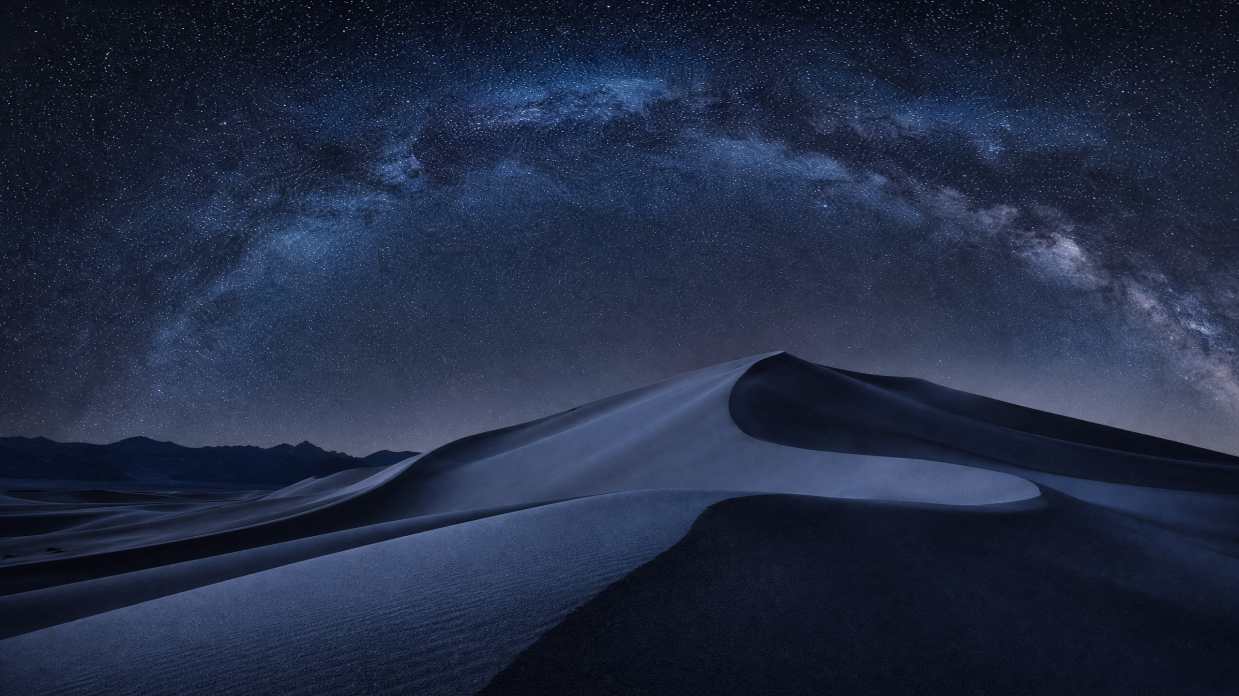 沙漠星空，银河拱桥，沙丘曲线，冷色调，寂静，超清